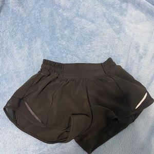 Lululemon black Hotty Hot Low-Rise Lined Short 2.5" size 0